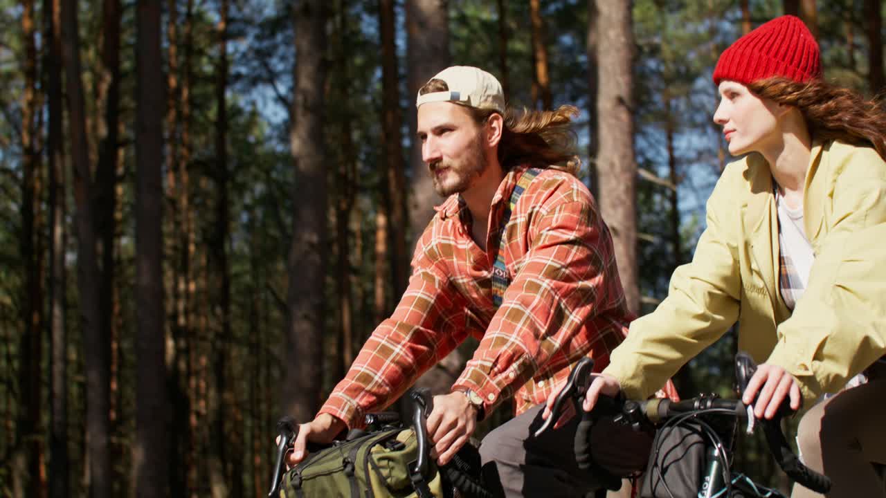 pareja en bicicleta en el bosque