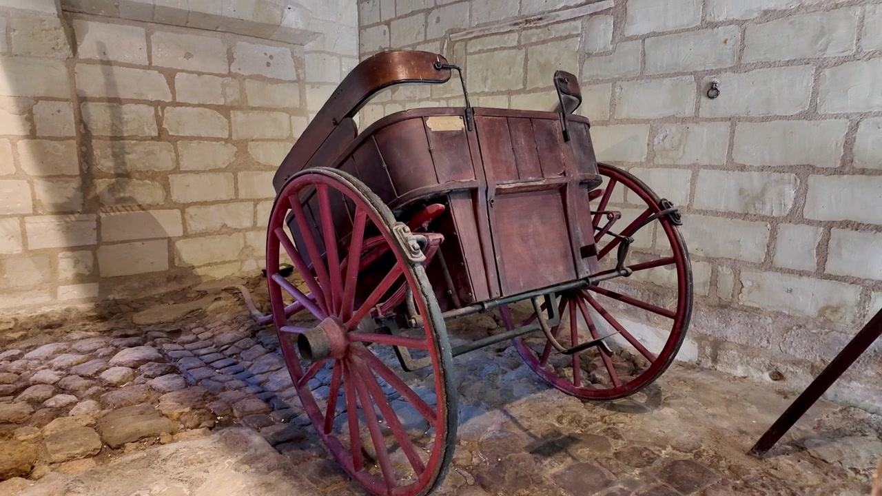 Collezione di carrozze di Azay-le-Rideau in Francia, che mostra una carrozza passeggeri con grandi ruote a raggi