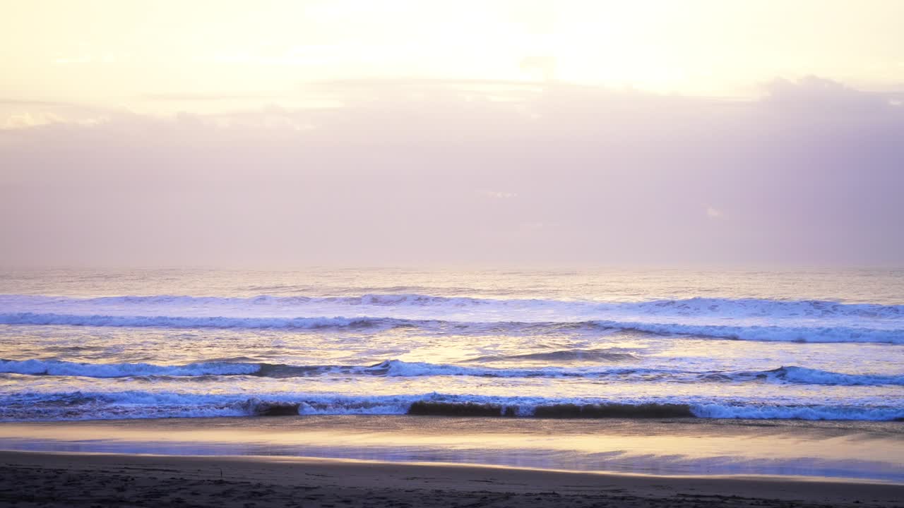 활기찬 노란색, 분홍색, 해가 지는, 해가 뜨는, 평화로운 해안선, 바가, 파도가 부히는, 태평양, 캘리포니아, 빅 서, 샌 시메온, 샌 루이스 오비스포, 구름 층, 골든 아워, 코스트드 드라이브, 고속도로 1