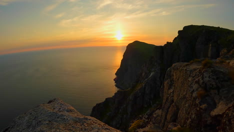 梦幻般的午夜太阳慢慢地漫步在地平线上方在lofoten,从著名的ryten峰