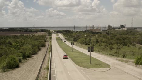 Los-Vehículos-Viajan-Por-La-Carretera-De-La-Ciudad-De-La-Fábrica-De-Ida-Y-Vuelta-Al-Trabajo