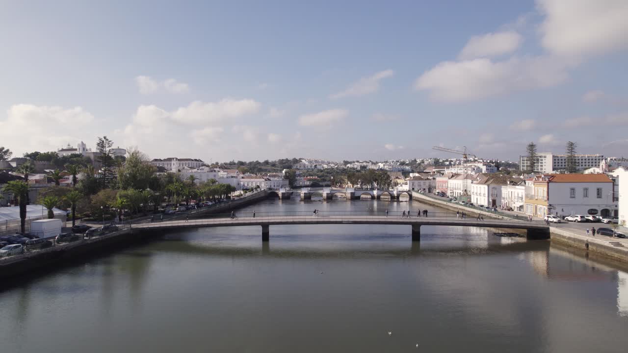 Vista aérea volando sobre el río Gilão hacia el antiguo puente de Tavira