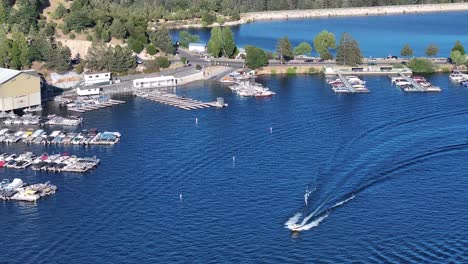 Boote,-Die-Sich-Schnell-Bewegen-Und-An-Einem-Strahlend-Sonnigen-Tag-Am-Lake-Arrowhead-In-Kalifornien-Angedockt-Sind,-Mit-Blick-Auf-Den-Papoose-Lake