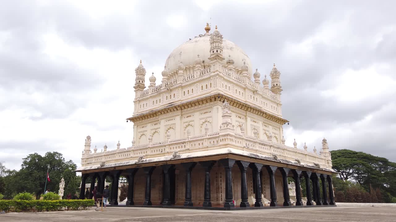 la famosa arquitectura islámica 'gol gumbaz' es un monumento al gobernante islámico tipu sultan construido hace más de dos siglos en srirangapatna en karnataka, india.
