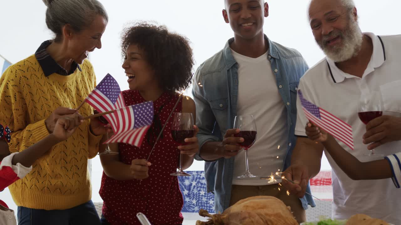 Famiglia multigenerazionale a tavola per festeggiare