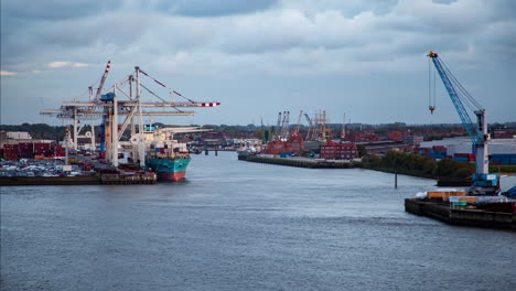 puerto de contenedores de hamburgo con grúas