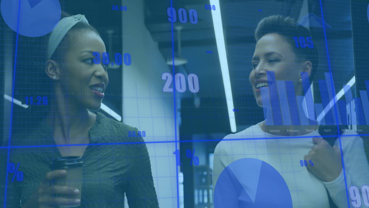 animación de procesamiento de datos y diagramas sobre diversas colegas femeninas discutiendo el trabajo en la oficina