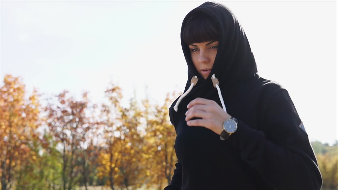 가을 공원에서 달리는 여자