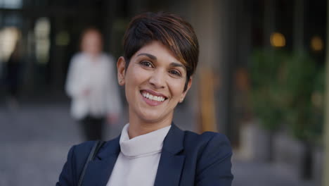 Retrato-Profesional-Joven-Mujer-De-Negocios-Ejecutiva-Riéndose-Disfrutando-De-Un-Exitoso-Estilo-De-Vida-Urbano-En-Cámara-Lenta-De-La-Ciudad