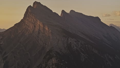 Banff,-AB,-Kanada,-Luftaufnahme-Einer-V11-Drohne-über-Dem-Stadtzentrum,-Aufnahme-Einer-Vergrößerten-Aufnahme-Der-Spektakulären-Aussicht-Auf-Mount-Rundle-Während-Der-Goldenen-Stunden-Des-Morgensonnenaufgangs-–-Aufgenommen-Mit-Mavic-3-Pro-Cine-–-Juli-2023