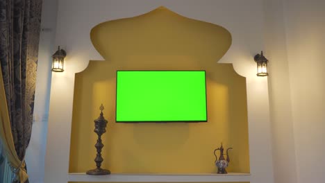 pared con tv y pantalla verde al estilo de oriente medio y áfrica del norte. copa árabe en qatar