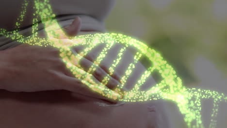 임신 중인 백인 여성의 중간 부분에 dna 줄무가 수분을 공급하는 배에 있습니다.