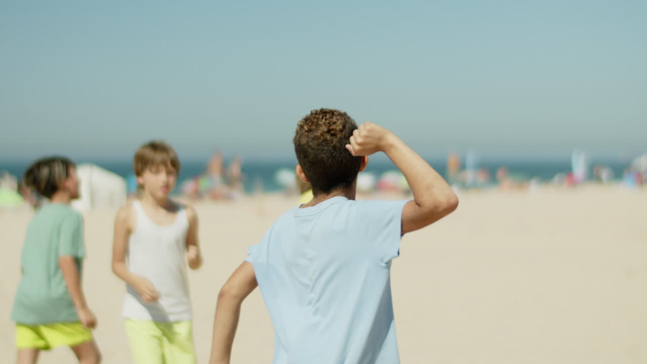 기으로 점프하고 손을 들어 올리는 기쁜 소년의 중간