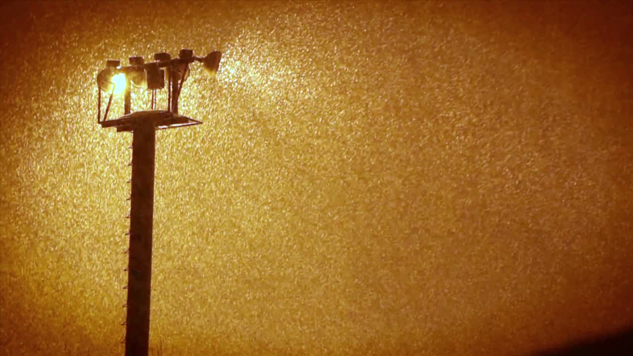 투광 조명은 비를 통해 빛난다