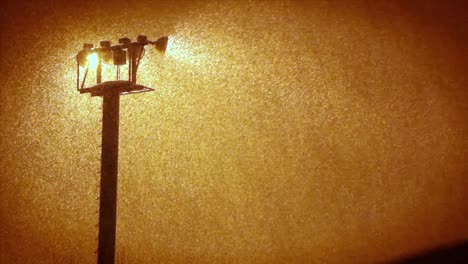 los reflectores brillan a través de la lluvia