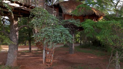 Rustikales-Baumhaus-Im-Domaine-St-Jean,-Frankreich---Luftaufnahme