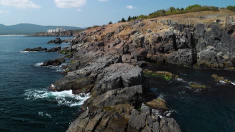 Luftpn-Aufnahme-Um-Große-Felsen-Im-Meer-Neben-Der-Küste-An-Sonnigen-Sommertagen