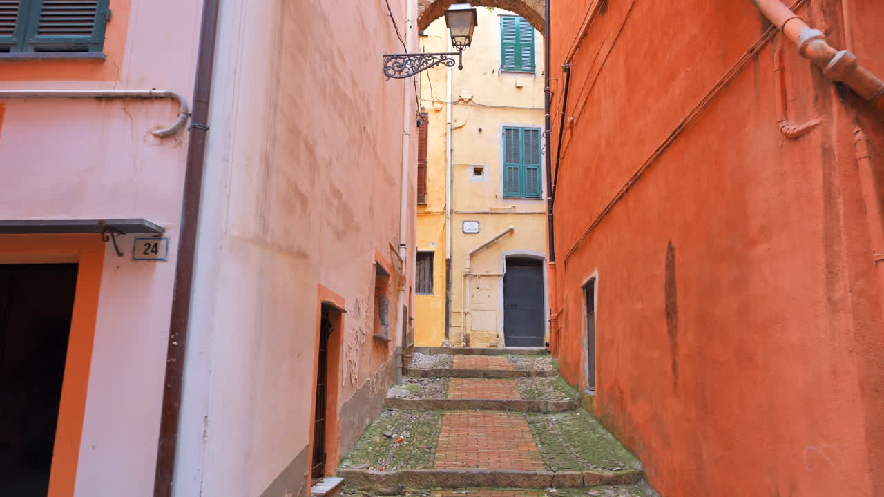 Stretta via medievale a Sanremo, in Italia. Edifici realizzati in stile classico