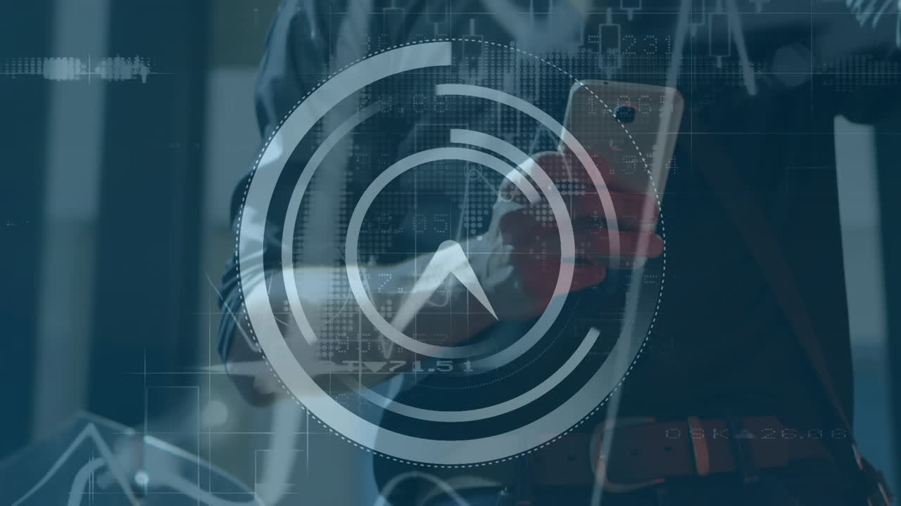 animación del reloj y el procesamiento de datos sobre un hombre biracial usando un teléfono inteligente