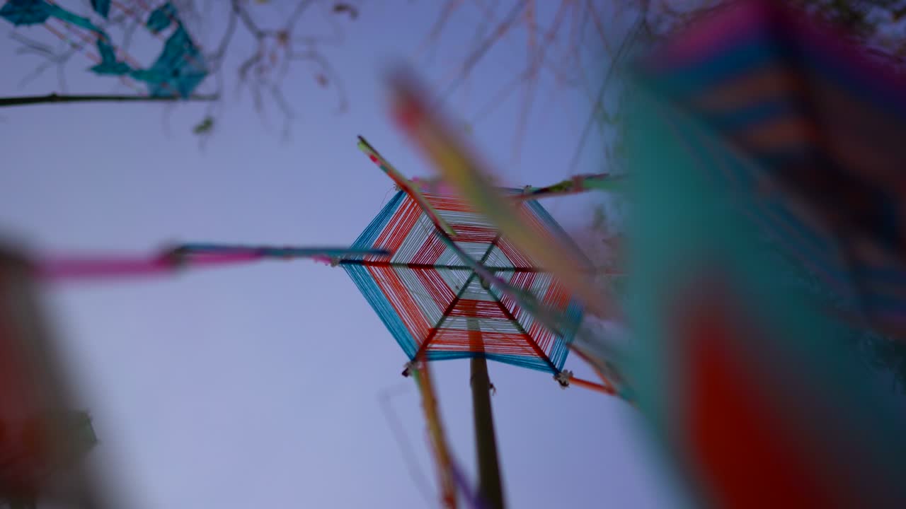 tung sobre fondo de cielo azul, es un término para el trabajo de hilo que está envuelto en tres piezas de núcleos de bambú. usar hilos de diferentes colores para agregar belleza