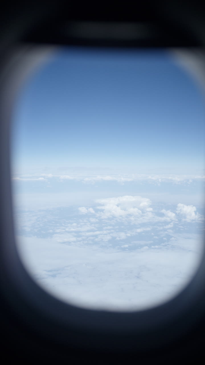 Visão aérea de nuvens brancas e fofas da janela de um avião
