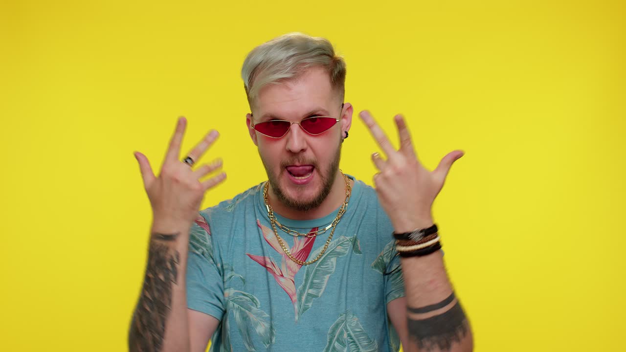 hombre loco en camiseta de moda demostrando la lengua fuera tonto, haciendo caras tontas, locura