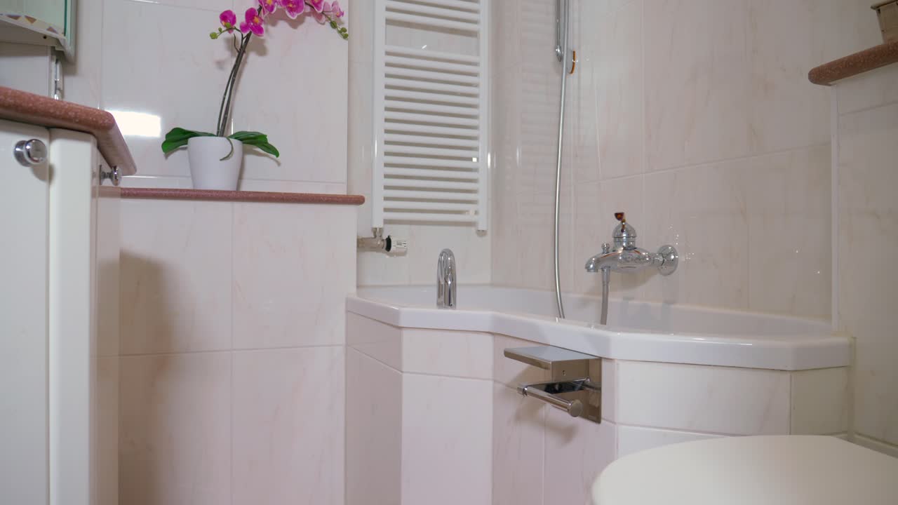 toma controlada por movimiento de un baño moderno