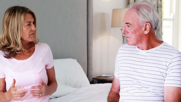 Coppia anziana che litiga in camera da letto