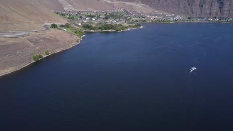 Bootsmotoren-Auf-Dem-Tiefblauen-Columbia-River-In-Trinidad,-Washington