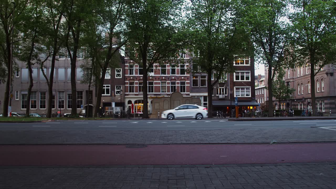 Hollandsk byscene i skumringen