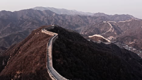 Toma-Aérea-De-La-Gran-Muralla-China-Que-Serpentea-A-Través-De-Las-Montañas-Cerca-De-Beijing