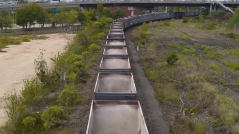 Vista-Aérea-Del-Tren-En-La-Vía-Del-Tren