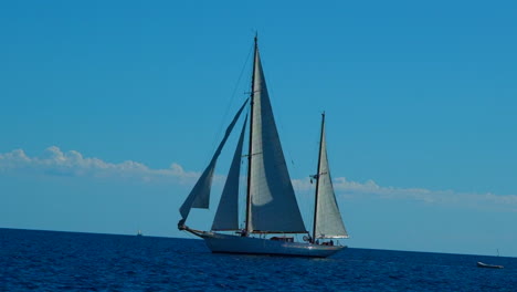 hermoso velero navega en el mar adriático en un día soleado azul brillante y tranquilo