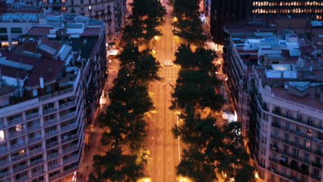 Vista-Aérea-De-Barcelona-De-La-Gran-Vía-De-Noche,-España