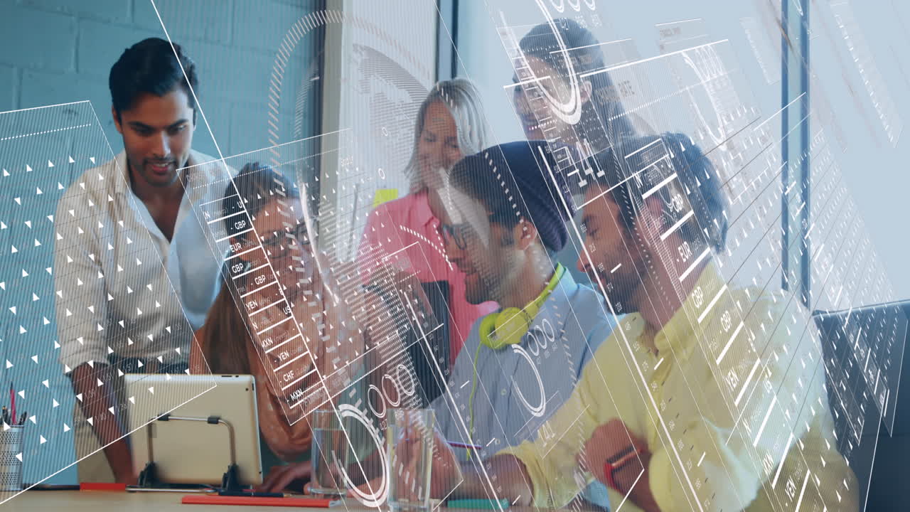 사무실에서 일하는 다양한 사업가들에 대한 금융 데이터 처리의 애니메이션