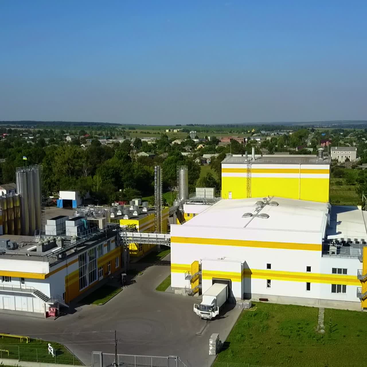 zona industrial con fábrica