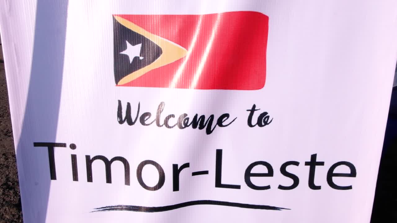 primer plano del cartel de bienvenida a timor leste con bandera timorense para turistas que visitan la capital dili, timor leste en el sudeste asiático
