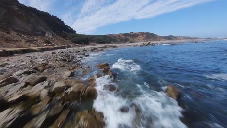 Dron-Cinemático-Fpv-Volando-Cerca-De-La-Costa-Del-Mar-Costero-Chileno-Agua-Turquesa-Con-Paisaje-Rocoso-Durante-El-Día