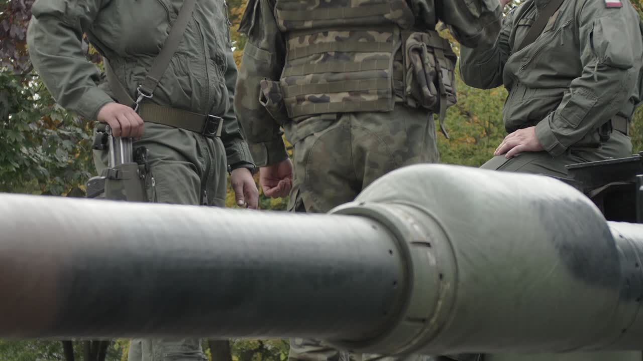 los soldados están hablando