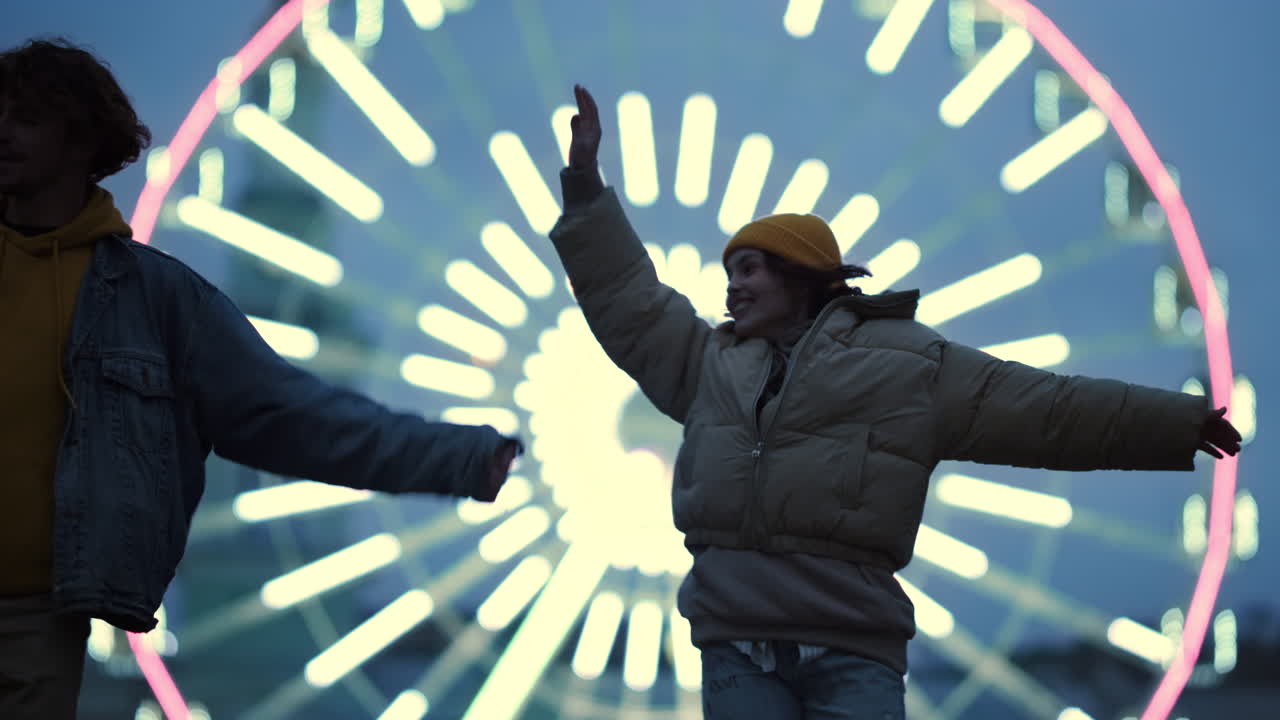 긍정적 인 커플 이 시내 에서 재미 를 느끼고 있다