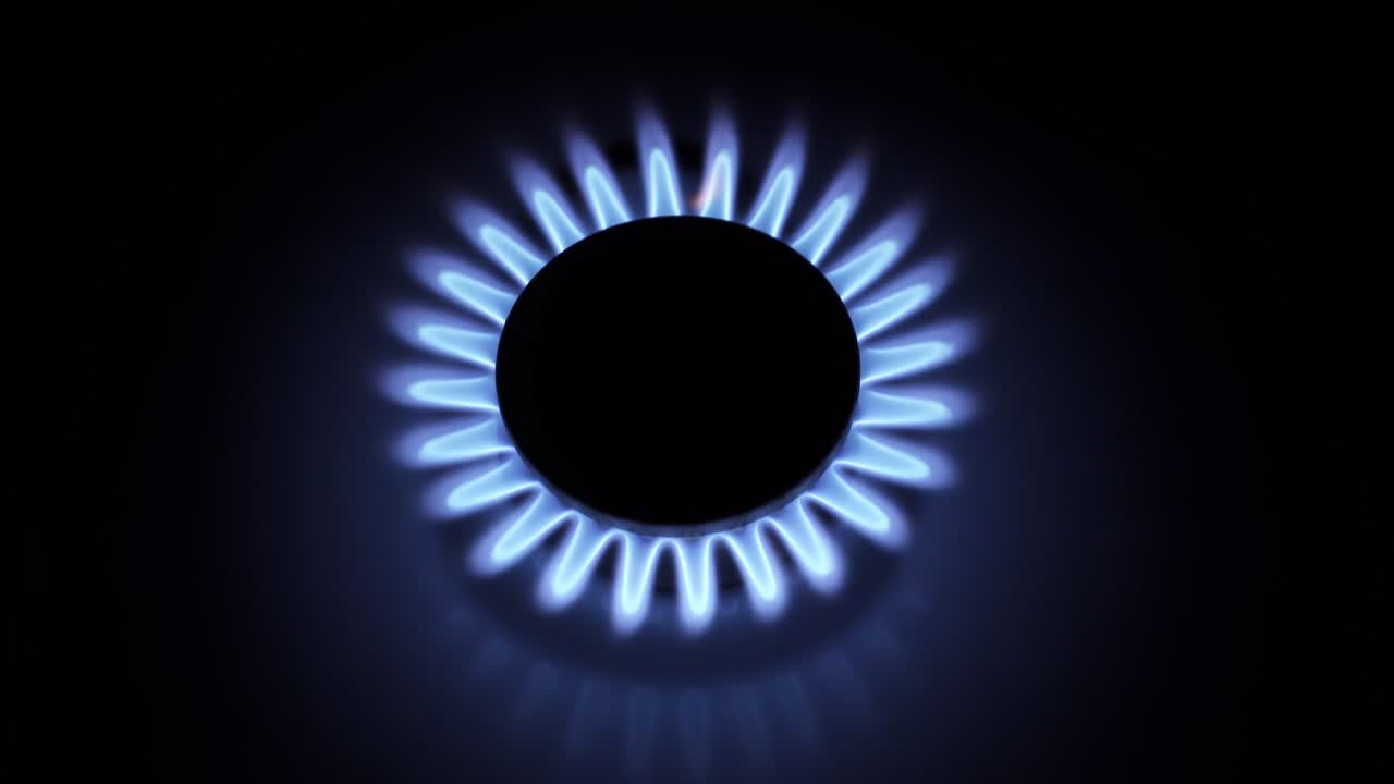 불타는 가스 스토브, 파란 불꽃, 검은 바탕에 어두운 곳에서 맥로 클로즈업, 4k 원시 루프 비디오