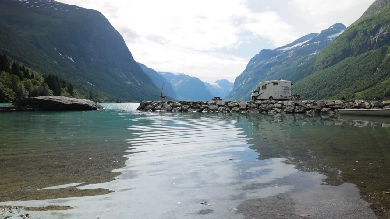 Perhelomamatka matkailuautolla. Norjan kaunis luonnonmaisema.