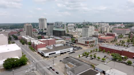 Montgomery,-Alabama-Skyline,-Weitwinkelaufnahme-Mit-Herannahendem-Drohnenvideo