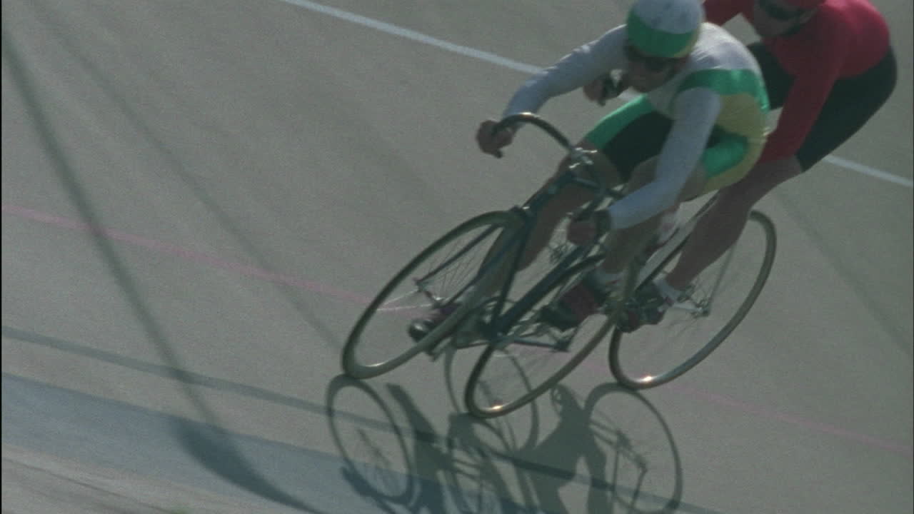 dos hombres andan en bicicleta uno hace gestos con la mano