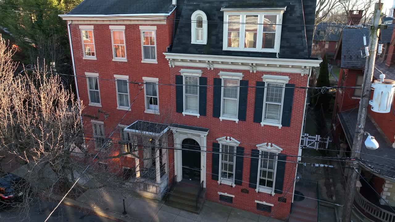 вид с воздуха на соединенные кирпичные дома в американском городе