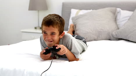 niño jugando a videojuegos