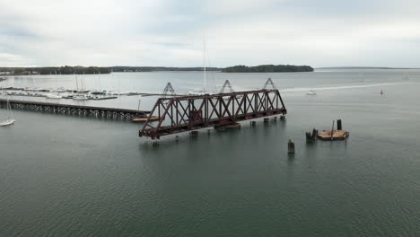 Magnífica-Toma-Panorámica-Aérea-Del-Antiguo-Puente-Del-Tren-En-Casco-Bay,-Maine