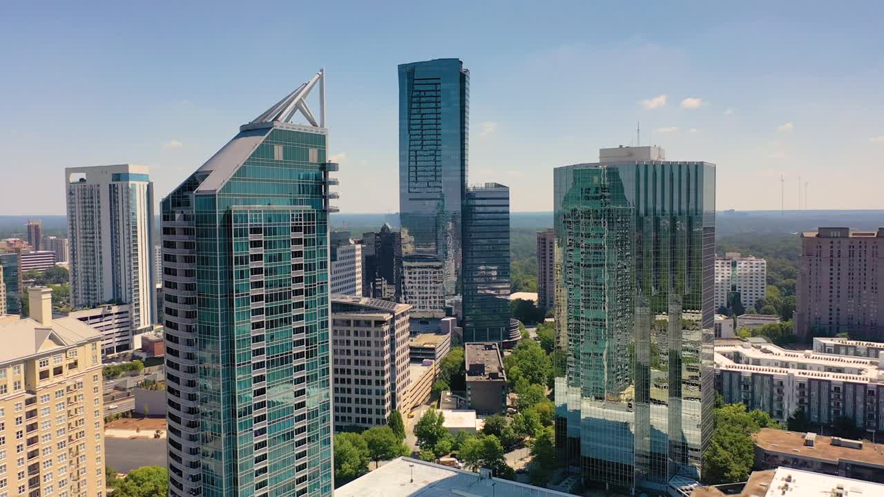 조지아주 애틀랜타에 있는 벅헤드 시내의 스카이라인과 고층 빌딩을 천천히 돌고 있는 공중 촬영