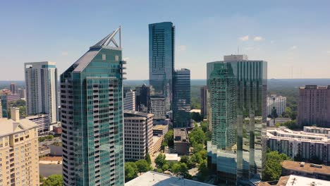 Toma-Aérea-Que-Rodea-Lentamente-El-Horizonte-Y-Los-Rascacielos-Del-Centro-De-Buckhead-En-Atlanta,-Ga