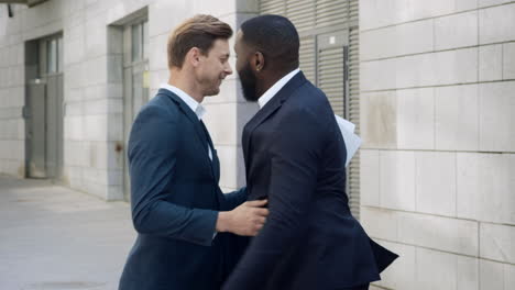 Businessmen-meeting-at-city-street.-Partners-greeting-each-other-outdoors